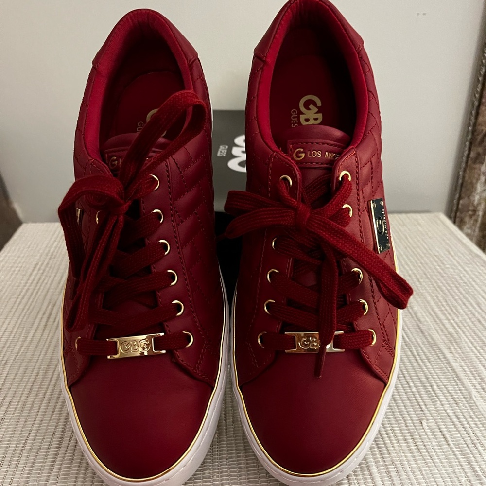 Leather Guess dark red tennis.